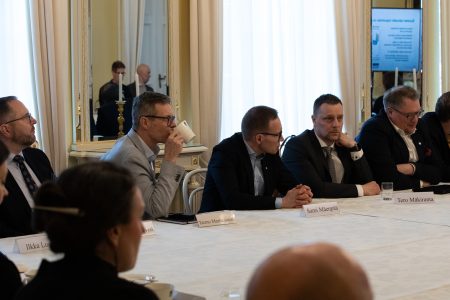 Kuvassa neljä hyvinvointialuejohtajaa VM:n pyöreän pöydän keskustelussa.