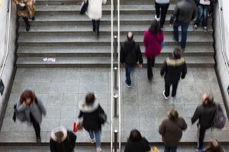 Ihmisiä kulkemassa kaupunkinäkymässä.