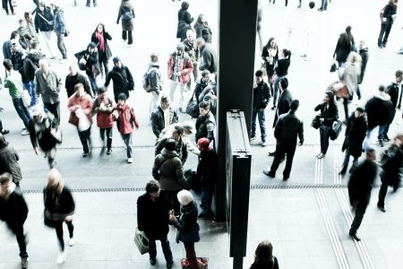 Ihmisiä kuvattuna ylhäältäpäin.