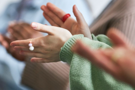 Käsiä taputtamassa