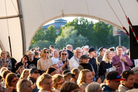 SuomiAreenan yleisöä teltassa.