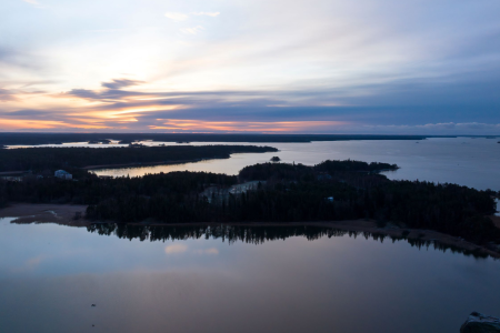 Suomalainen järveimaisema kesäyönä hieman ylhäältä päin kuvattuna.
