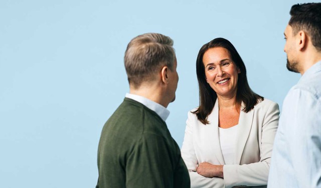 Mies, nainen ja toinen mies keskustelevat